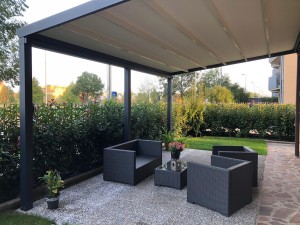 Pergola in alluminio con tenda (1)